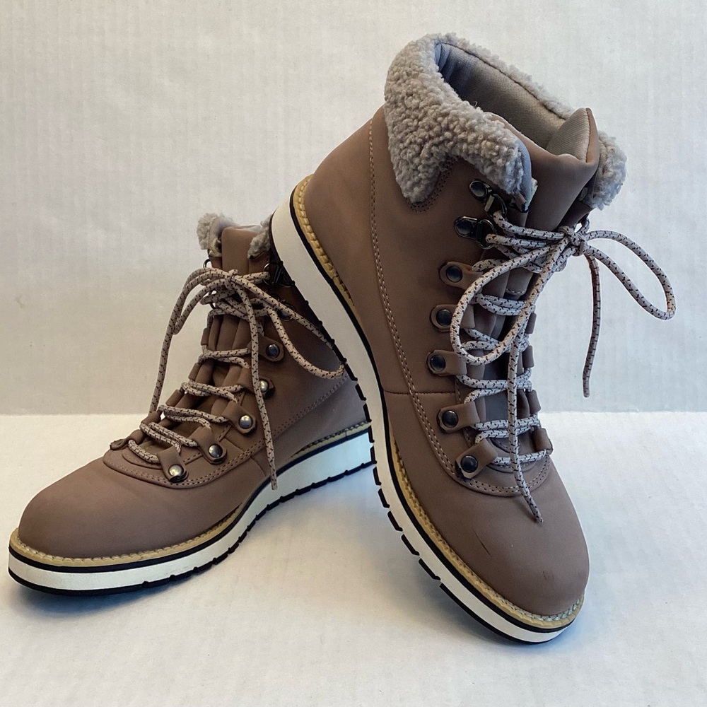 Aspen Nomad Women’s Water Resistant Ankle boots Size 8. Ex Condition